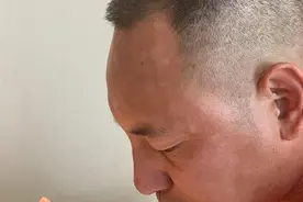 河南新乡一救援队员中暑倒地引网友关注，鞋子因长泡水中已发白图片