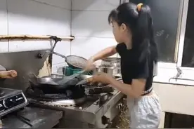 9岁女孩从小厨房长大练就一身本领 炒菜颠锅技术十分娴熟图片