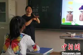 山西特教老师18年坚守 用爱守护“折翼天使”图片