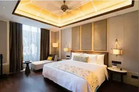 七旬老人入住酒店意外摔倒致残，酒店要担责吗？法院判了图片