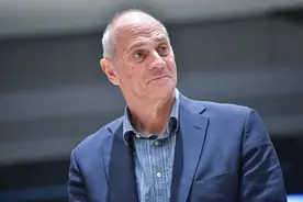 深一度｜一金一铜！他是英国爵士，他为中国赛艇画下蓝图图片