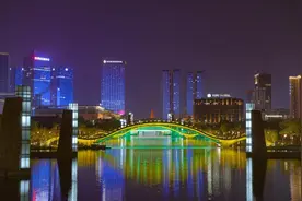 光影灯湖夜，万家烟火气图片