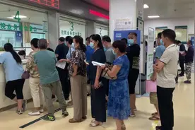 全国首个！山东刷医保卡异地看病买药“一卡通行”覆盖全省 他们第一波尝鲜视频封面