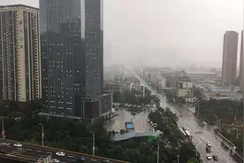 下班雨来袭！昆明暴雨雷电大风登场，今天下班赶紧回家图片
