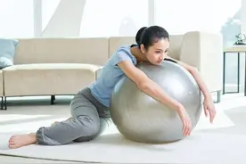 “BM女孩”受追捧，谁在鼓动“挤进S号”的身材焦虑图片