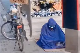 “雨衣爸爸”确系郑州地铁遇难者父亲，亲友：他不希望被打扰图片