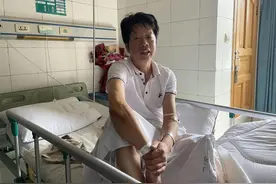 浙江游客见义勇为 飞身阻挡溜坡汽车图片