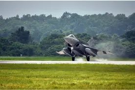 印度在中印边境部署8架阵风战机 印媒：旨在威慑中国图片