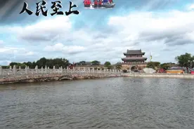 浚县卫河河水溢出河堤 群众自发组成一条“人工运输带”加固河堤图片