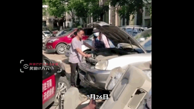 雨后郑州街头，这群外地小伙5天免费修车600辆：别的咱不会，有一分热发一分光图片