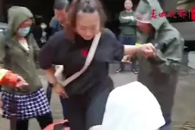 暴雨突袭，昆明多路段被淹！老人小孩望水却步，消防救援人员来了……图片