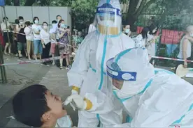 笑容渐渐凝固！8岁男孩做核酸检测偶遇医生妈妈，竟被催回家写作业图片