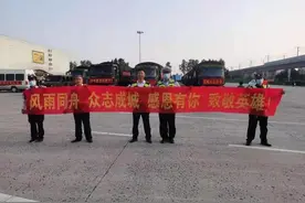 这边是最高礼遇护航 那边是一路鸣笛致谢 这一幕生动诠释军民鱼水情图片