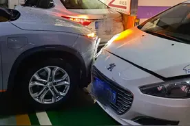 云求助丨新买的电动汽车发生车祸 车主质疑车辆问题没刹住 售后：正在沟通处理图片