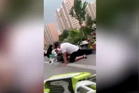 邯郸突发大风屋顶被掀翻，行人趴地躲避