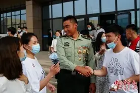 学子们，参军去图片