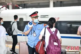 服务旅客近40年 客运员刘涛的最后一个暑运图片