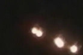 UFO编队现身韩国上空：发出耀眼橙光 分裂后瞬间消失图片