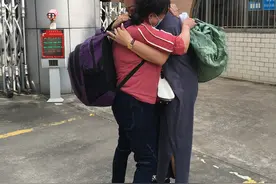 泪奔！离家时女儿才7岁，32年后终于在救助站团圆图片