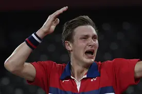 谌龙无缘卫冕男单冠军！安赛龙夺金后激动痛哭，两人交换球衣图片