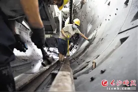 地下28米，“迷你盾构”吞石嚼土图片