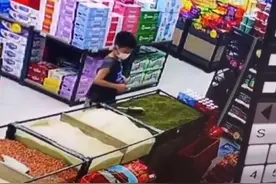 熊孩子超市里恶作剧，将绿豆掺进白米，掩盖后开心离开图片