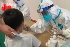核酸检测现场儿子偶遇医生妈妈，这一幕笑中带泪图片