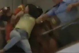 消防员救跳楼女子遭反咬，疼得大喊也不松手，网友直呼心疼图片