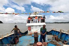 浙江舟山：阖家出行 海上捕鱼图片