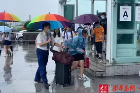 在青岛，这个彩虹地铁站甜甜的图片