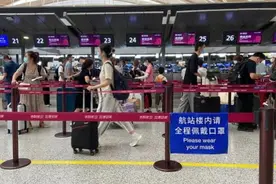 浦东机场内运行如常：旅客人数相对宽松，旅游出行较少图片