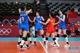 郎平谢幕！女排姑娘一起向郎导鞠躬，现场BGM太催泪……图片