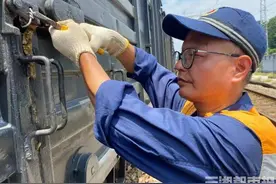 致敬高温下的劳动者｜铁路货检员余建军：50℃“烤验”下为列车“把脉问诊”图片