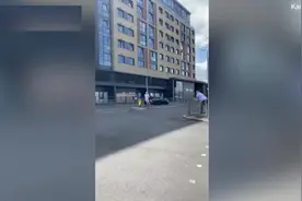 英国一名新郎被绑在交通灯柱上 仅穿内裤袜子被围观图片