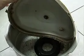 bong！一声巨响高压锅“炸”了，锅盖起飞插进天花板图片