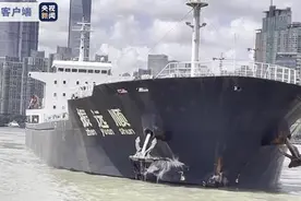 上海浦东滨江开放空间塘桥段发生过往船只撞击亲水平台事故图片