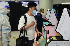 入境旅客从下飞机到完成检疫仅需80分钟！上海海关不断优化流程，筑牢口岸防疫安全屏障图片