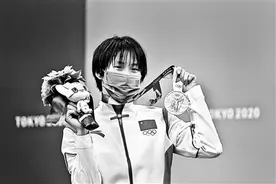 体操改练跳水 陈芋汐夺1金1银图片
