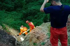 “救我”！妻子收到老公微信后报警 将驾车坠落10米高陡崖的丈夫救起图片