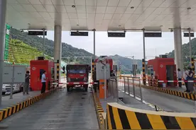 全国率先实施！四川高速人工通道通行费“纸改电”图片