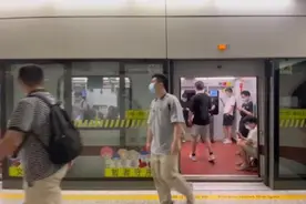上海地铁11号线乘客自带板凳，地铁：不提倡，暂无处罚条例图片