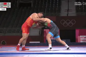 男子摔跤125公斤级 邓志伟遗憾错失铜牌图片