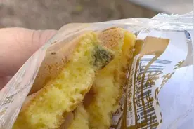 保质期还没过 面包却发霉了！供应商：将予以赔偿图片