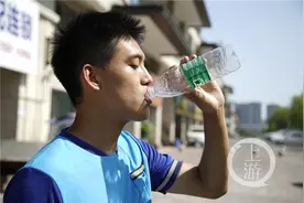 肌肉健身教练转行跑外卖 暴瘦几十斤晒成黑炭 十几个女顾客找他加微信图片