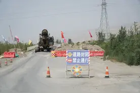 新疆兵地重要公路跨铁立交桥建设库尔勒交警全力“护航”图片