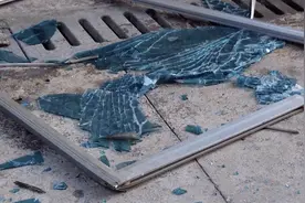 窗户从天而降，玻璃碎了一地！业主：差几步就砸到小孩了图片