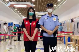 一定是特别的缘分！“马甲红”偶遇“警服蓝”，俩人竟是幼儿园同班图片