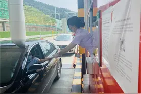 全国率先推行 四川高速公路通行费发票实现“纸改电”图片