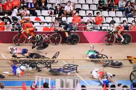 意外！场地自行车发生大规模摔车事故 有选手被后车碾过图片