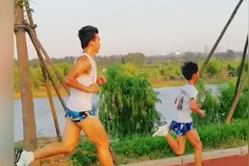 10岁男孩千米跑用时3分36秒，父亲：带他练了一年多视频封面